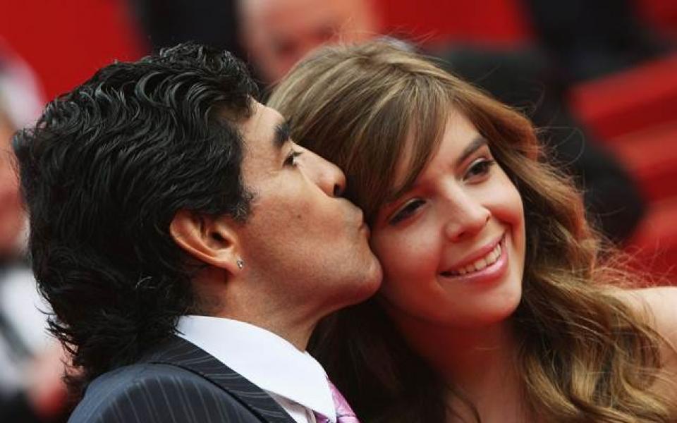 Забъркаха дъщерята на Марадона в секс скандал