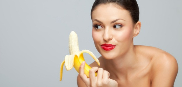 Бананите са богат източник на витамин В6, разтворими фибри, умерени количества витамин С, магнезий и калий. Консумацията на банани поддържа еластичността на кожата предпазва от и появата на бръчки.