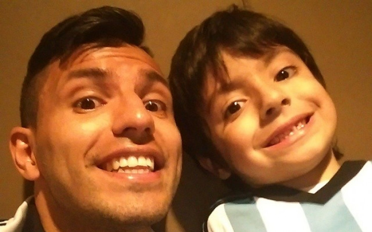 Марадона на война срещу Агуеро