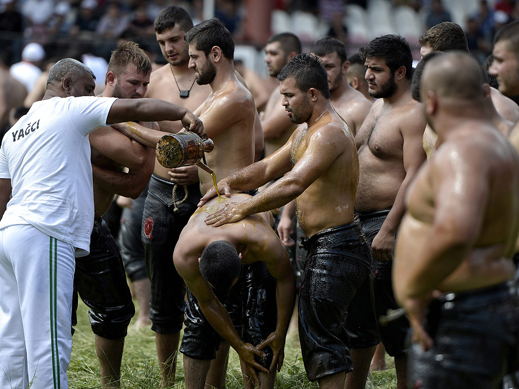 Днес най-добрите борци на Турция, млади и стари, се събират за да определят първенството на един тревен терен край Одрин. През 2014 г. се провеждат за 653-ти път годишните мазни борби.