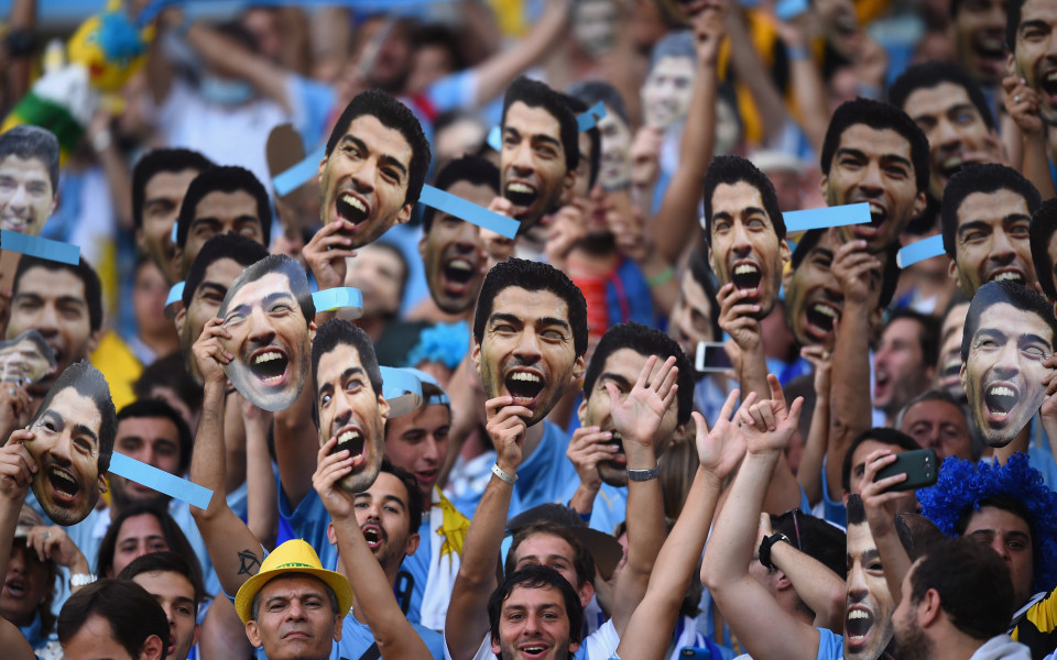 ФИФА забрани маските с лика на Суарес