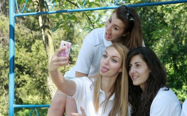 12 слънчеви момичета