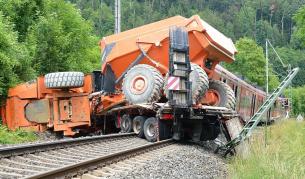 Германия: 33 души пострадаха при сблъсък на влак с камион