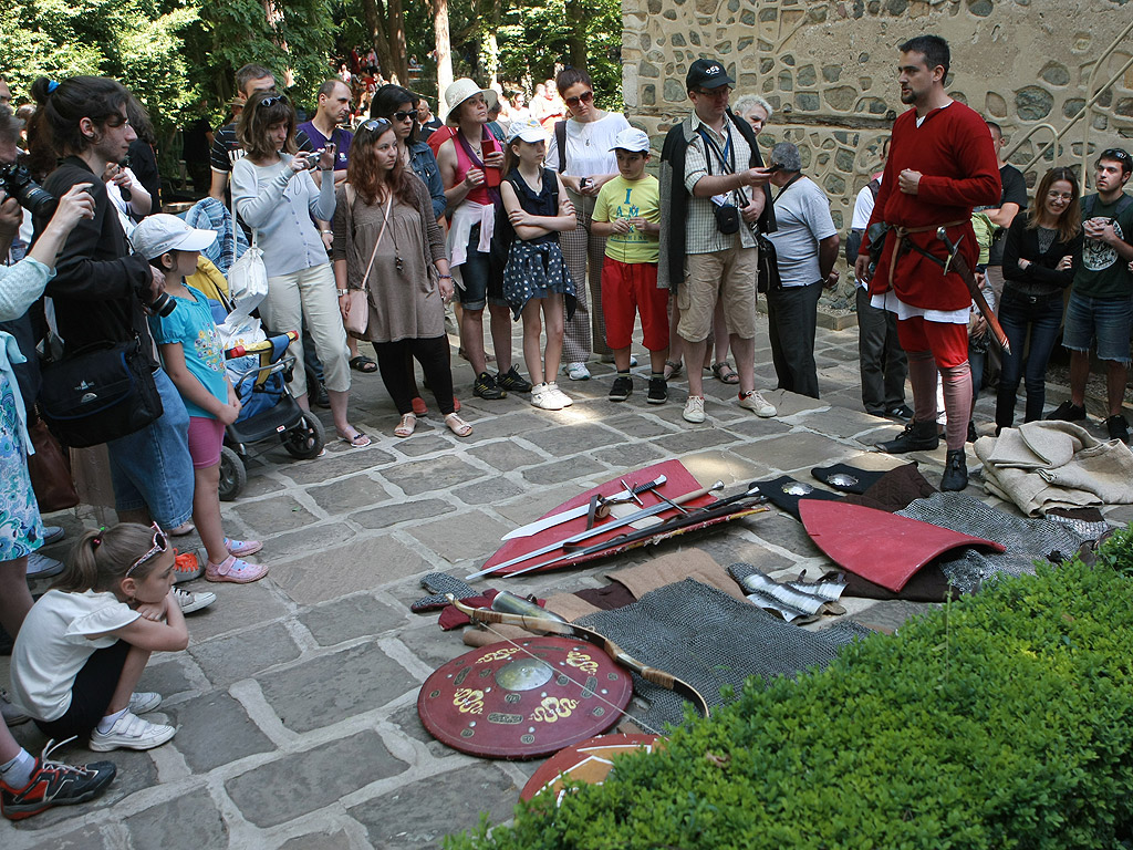 Сдружение MODVS VIVENDI - Средновековно Общество в България, със съдействието на Национален исторически музей, организира за пръв път в столицата Софийски средновековен панаир. Събитието се провежда на 5 и 6 юли в двора на Боянската църква.