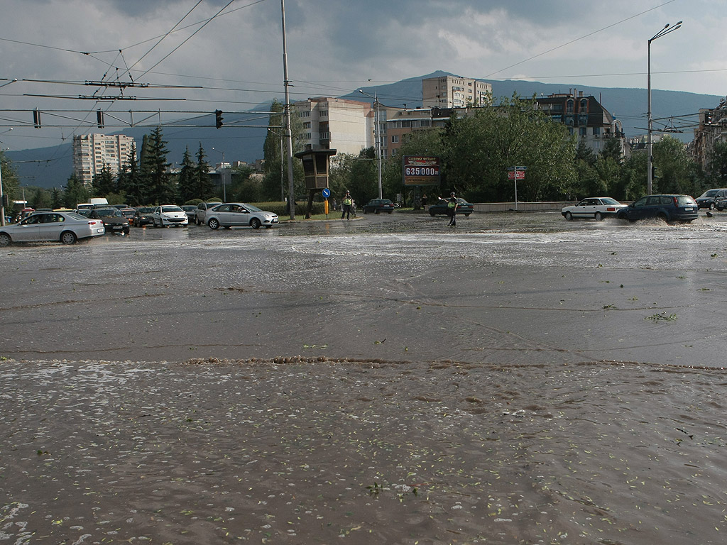 Бурята с проливен дъжд и градушка се разрази след 16:30 ч. в София. Вследствие на силната буря в София е загинал човек, съобщиха от пресцентъра на Столична община. Дърво в Борисовата градина по пътеката за къпалнята Мария Луиза е паднало върху пешеходец, който е починал. От МВР уточниха, че загиналият е мъж на 70 години. Има паднало дърво върху жена на Алея Яворов, засега няма информация за състоянието й. Шестима души са пострадали и са прегледани в "Пирогов" Из целия град има големи задръствания. Много светофари не работят, пътната полиция регулира по-големите кръстовища