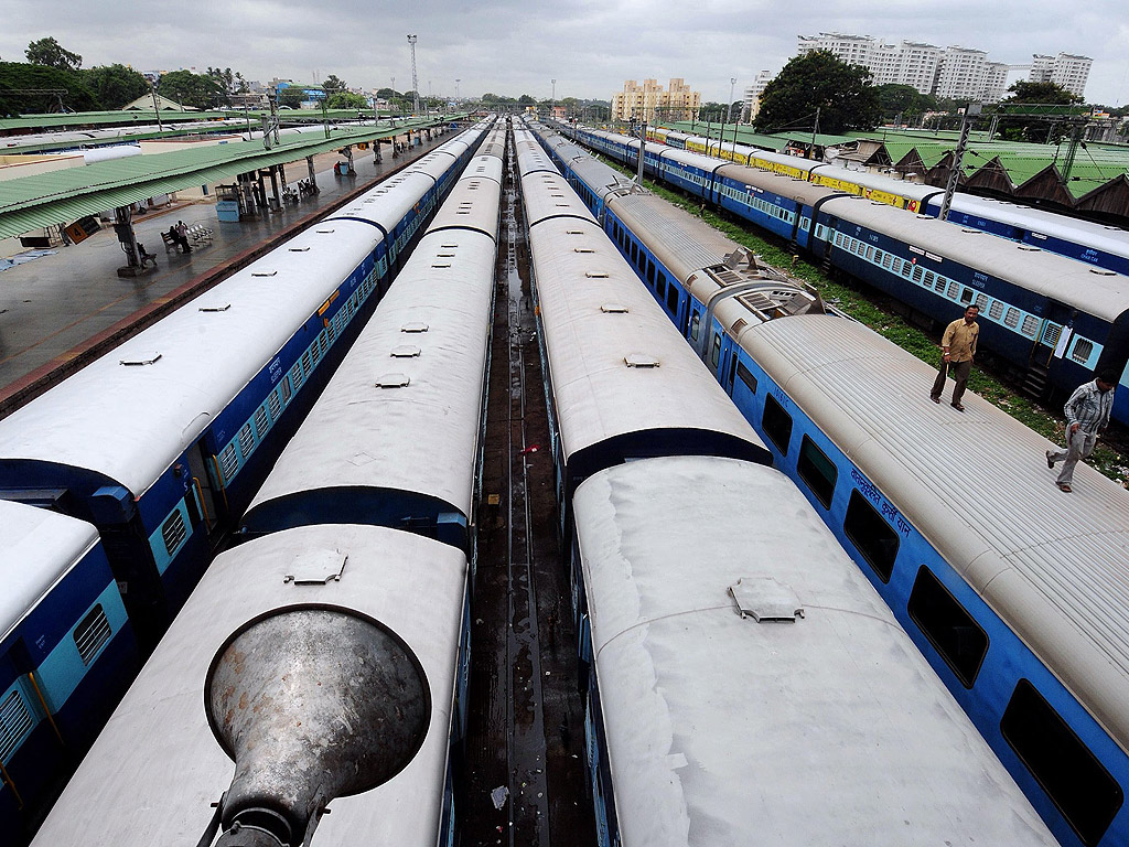 Влакови композиции стоят на на гарата в южния индийски град Бангалор. Индийските железници се надяват на правителство разрешение за частни инвестиции както местни, така и чуждестранни, за да разширят и подобрят безопасността и удобства за пътниците. индийските железници които се финансират почти изцяло от държавата имат 12 000 влака и превозват 23 милиона пътници и товари дневно