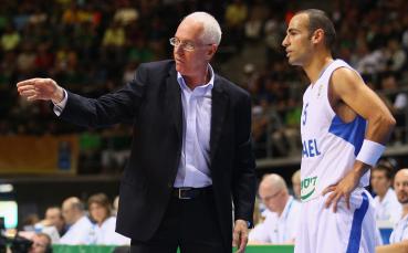 Израел натурализира американец за мачовете с България