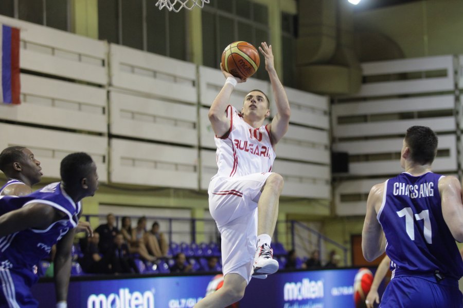 България младежи национален отбор баскетбол Везенков1