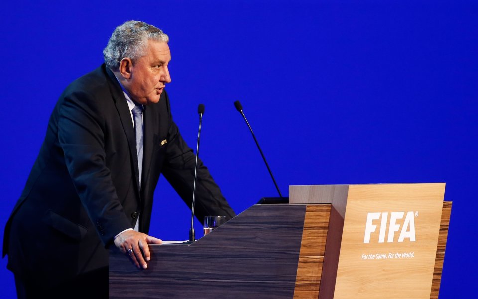 Шеф във ФИФА иска червени картон при симулация