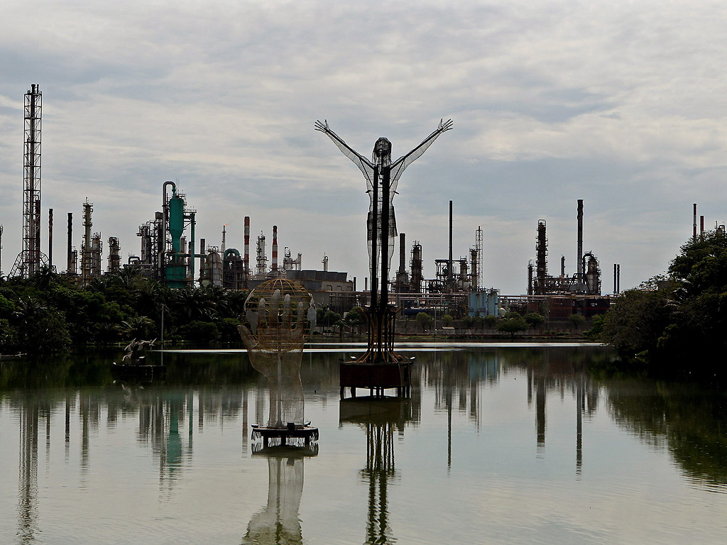 Творбата Петролен Христос в рафинерията в Barrancabermeja, Колумбия