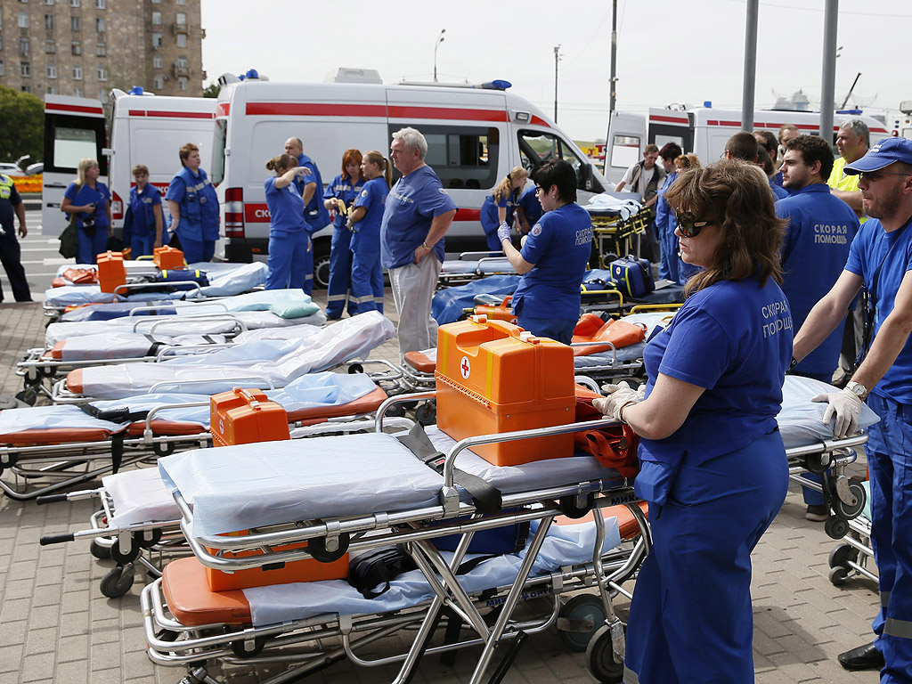 Дванайсет души са загинали, а почти 150 са пострадали при авария в московското метро. Над 100 души от пострадалите били транспортирани в болница. Дерайлирали са три вагона, без обаче да се преобърнат. Спасители евакуират пътниците от композицията. На мястото на инцидента работят над 100 екипа на спешната помощ.