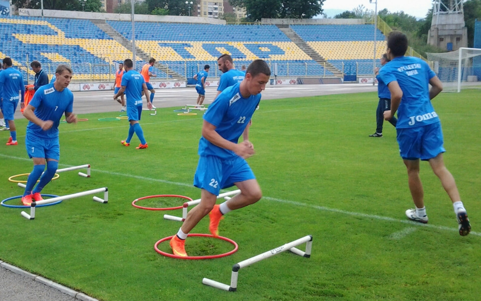 Алекс Боримиров тренира с първия тим на Левски