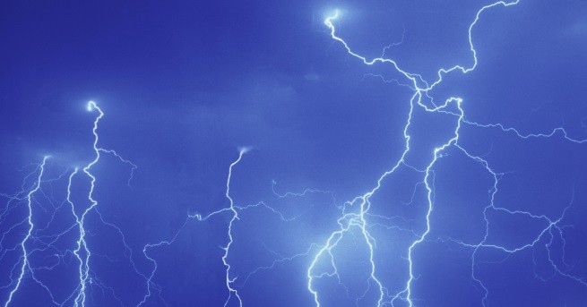 Остава висока опасността от градушки и гръмотевични бури в някои