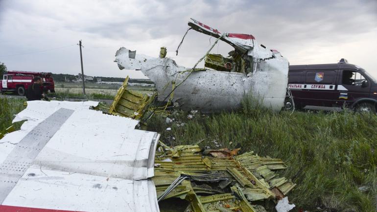 Малайзийски пътнически самолет с 295 души се разби в Украйна, няма ...