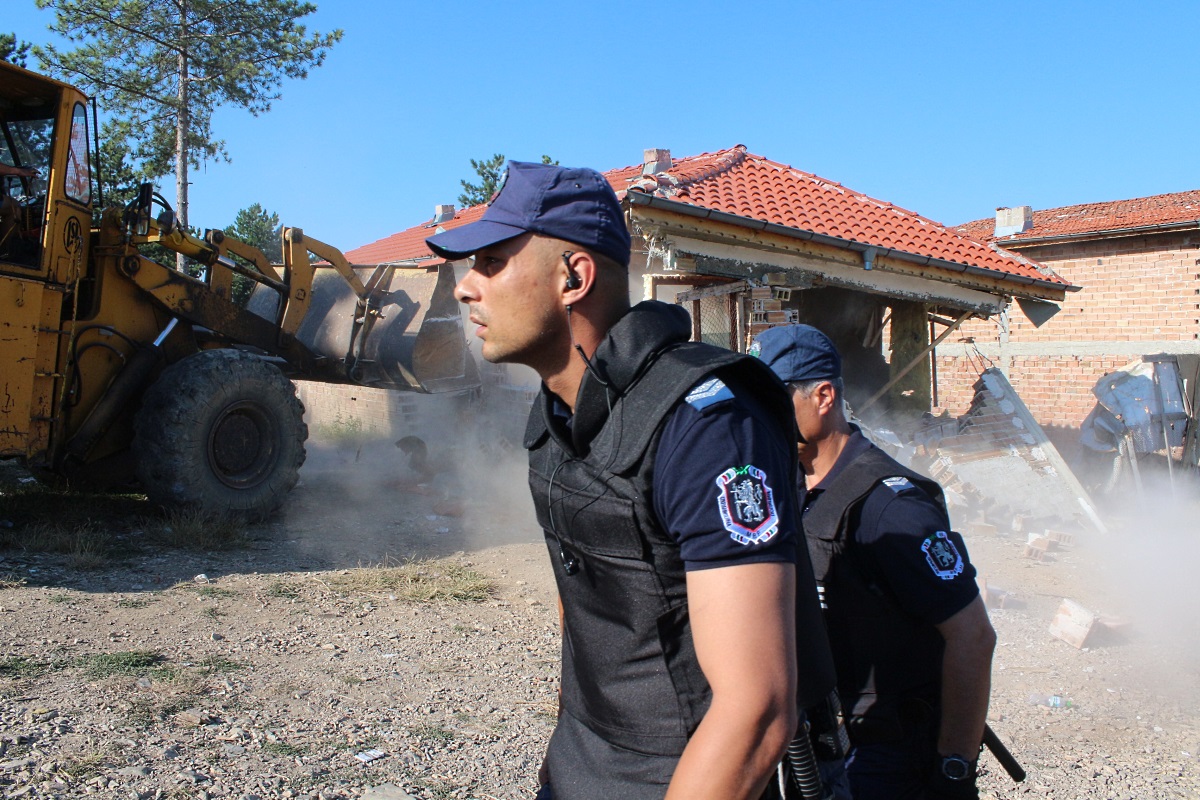 Роми, които отказват да напуснат определените за събаряне незаконни постройки, бяха усмирявани с белезници от полицаите