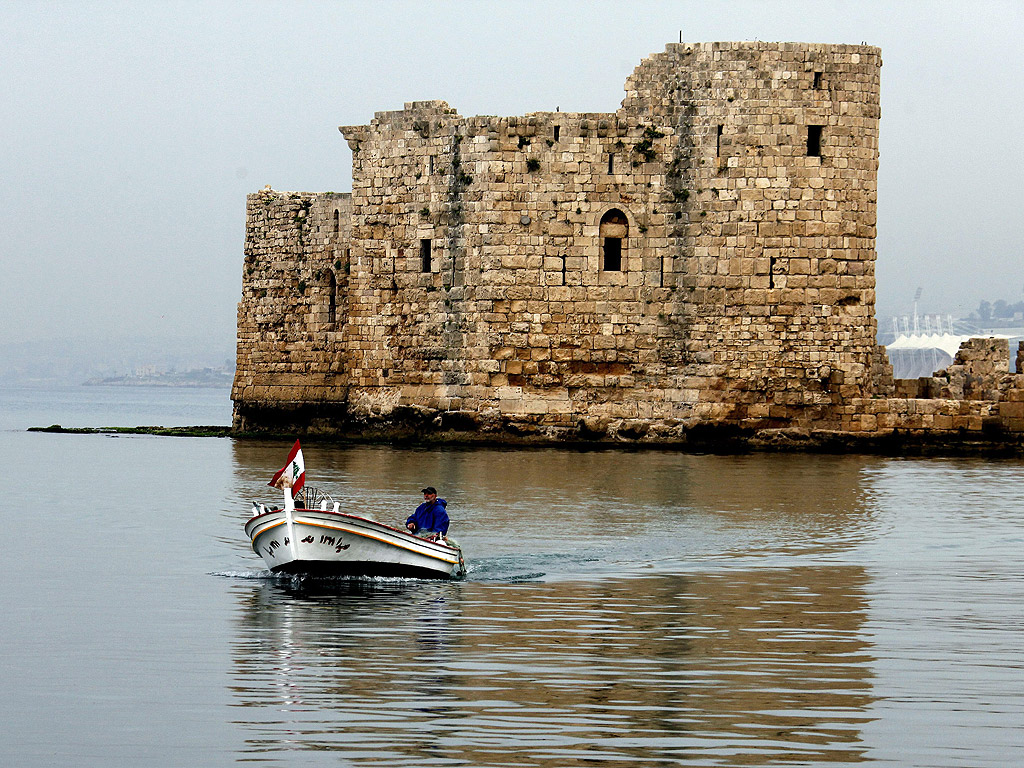 Всяка сутрин на зазоряване около 500 рибари напускат южното ливанско пристанище Сидон и излизат в Средиземно море. Тук рибарството се предава от поколение на поколение и самото име на града означава „риболов“ (на арабски, гръцки и иврит).