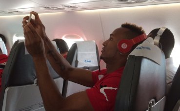 Играчи на ЦСКА си правят селфита по време на полета