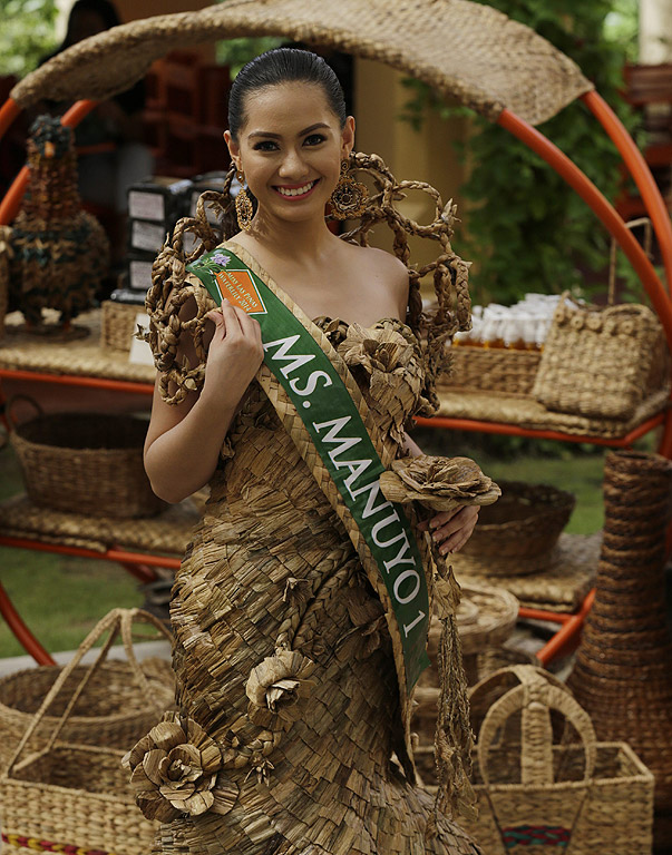 Филипинка облечена в рокля, направена от изсушени стъбла на воден зюмбюл, по време на конкурса Водна Роза в град Лас Пинас, южно от Манила, Филипините. Фестивала има за цел да насърчи предприятиата за преработка на воден зюмбюл. Водния зюмбюл днес се смята за "вредител", той е много плодовит - 10 растения могат да произвеждат над 650 000 потомство в рамките на осем месеца. Масивите от Водния зюмбюл запушват водни пътища, което прави корабоплаването, риболова и почти всички други дейности, невъзможни. Много големи водноелектрически централи не функционират добре. Безвредно изглеждащото растение запушва реките и става причина за неотдавнашните наводнения във Филипините. В Амазония, където е родено растението се държи под контрол от естествени врагове като насекоми и микроби