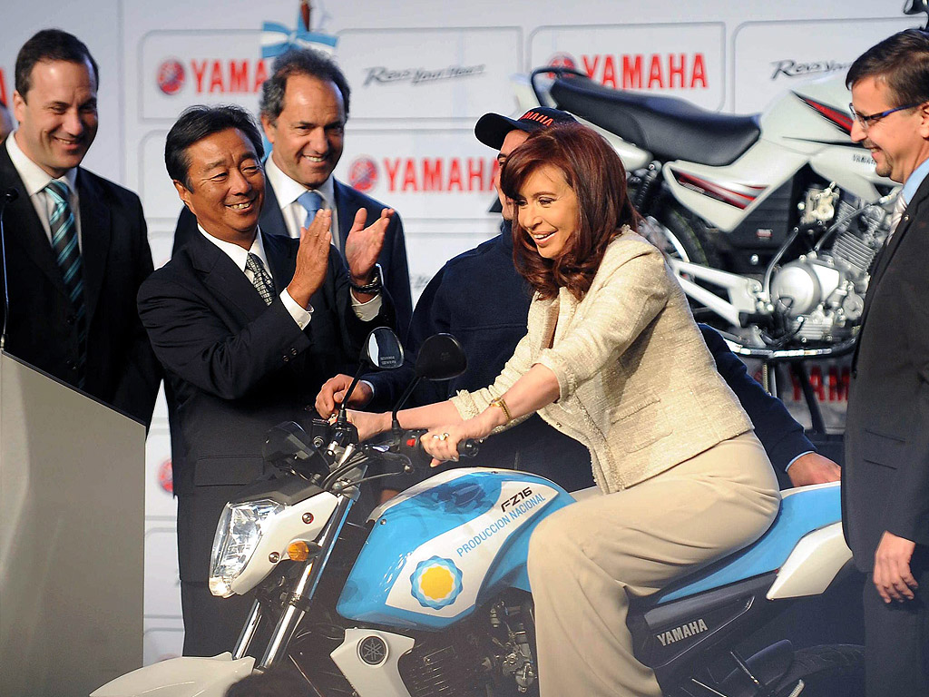 Аржентинския президент Кристина Фернандес де Кирхнер седи на мотоциклет Yamaha по време на откриването на нова фабрика на Yamaha в Буенос Айрес, Аржентина. Ямаха откри завод за мотоциклети с инвестиция от около 14,6 милиона щатски долара в аржентинската столица