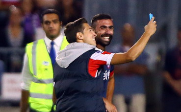 Фен на Милан нахлу, за да си направи селфи със звезда