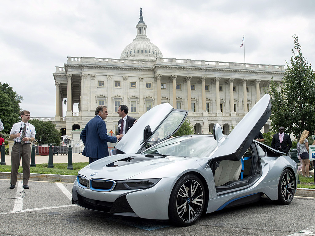 BMW i8 е на показ по време на промоционално събитие във Вашингтон. Немския производител на автомобили BMW обяви че новия хибриден бензинов-електрически суперавтомобил i8, който има тяло от въглеродни влакна и ускорението на спортен автомобил, но изминава сто мили с галон, ще бъде произвеждан в щата Вашингтон