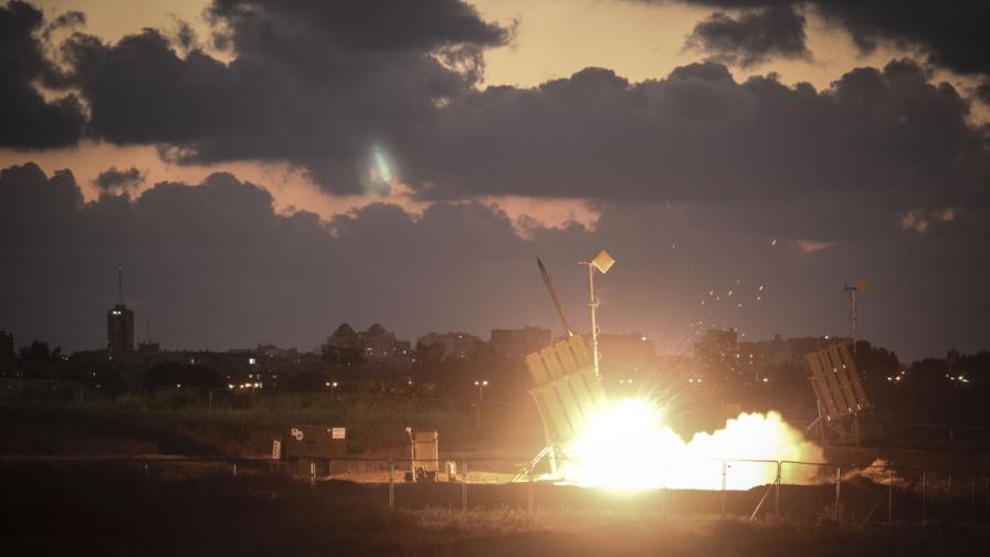 Системата за противоракетна отбрана "Железен купол" стреля, за да неутрализира ракета изстреляна над Израел от "Хамас"