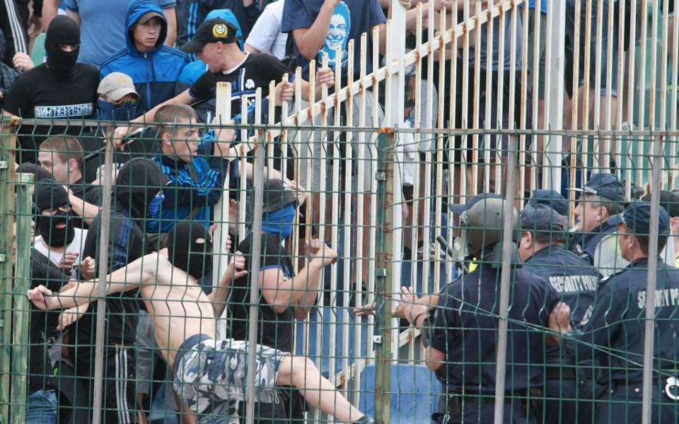 Напрежение между феновете на Левски и полицаите
