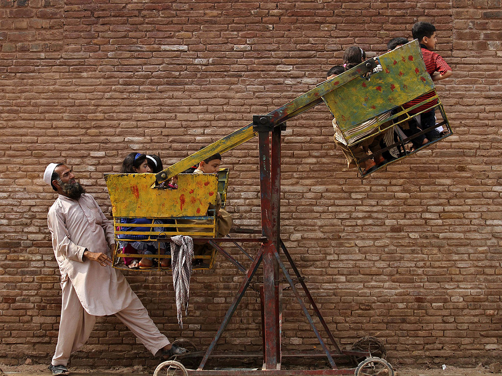 Деца на люлка в Пешавар, Пакистан