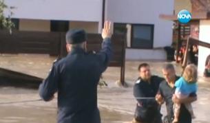 Наводнения в Румъния разрушиха къщи и пътища