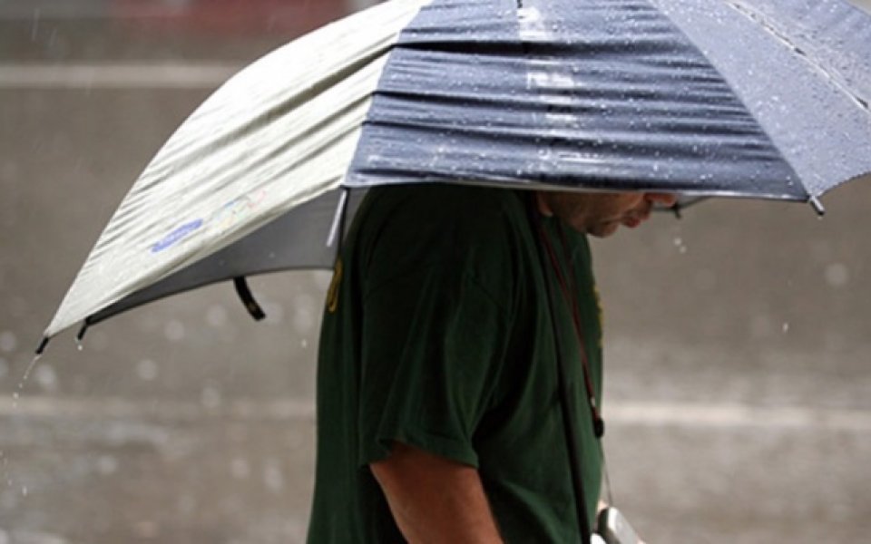 Предупреждават за обилни валежи в седем области на страната