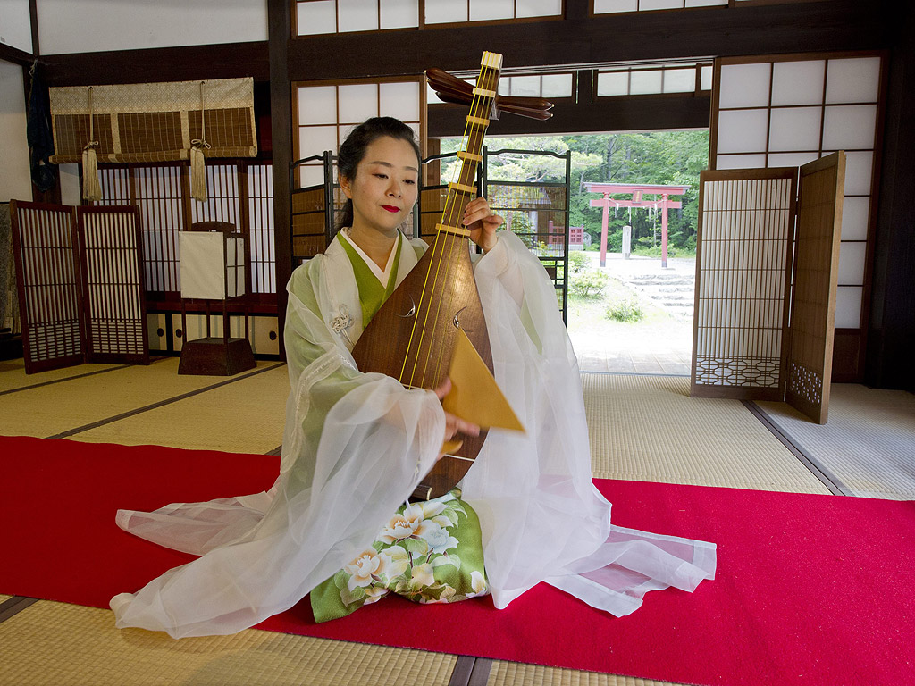Японка свири на старо-класически музикален инструмент от рода на лютня, в град Никко, префектура Точиги Япония.
