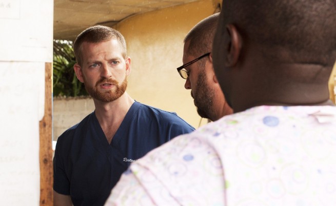 Американски лекар, заразен с ебола, се завръща в САЩ