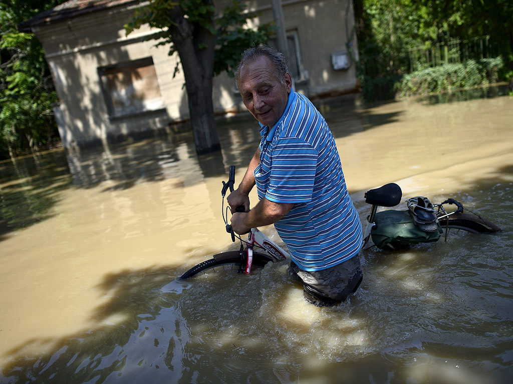 Над 40 къщи рухнаха в Мизия заради наводнението. Жандармерията поема охраната на града срещу мародерства