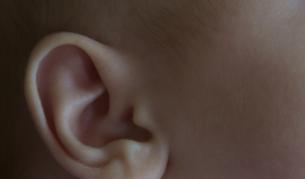 Момче получи уши, които са направени от ребрата му
