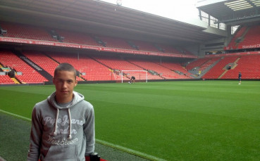 Юноша на Левски разгледа Анфийлд, купи си фланелка на Ливърпул