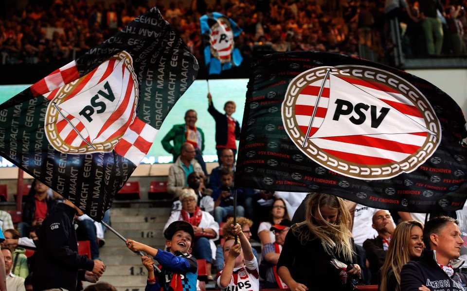 Феновете на ПСВ протестират срещу безжичния интернет на стадиона