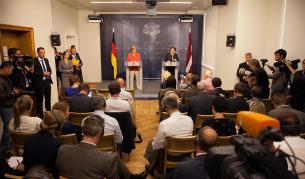 Меркел: Западът трябва да продължи със санкциите срещу Русия