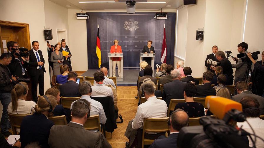 Меркел: Западът трябва да продължи със санкциите срещу Русия
