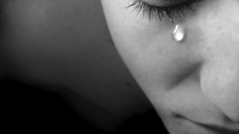 плач сълза жена рев тъга