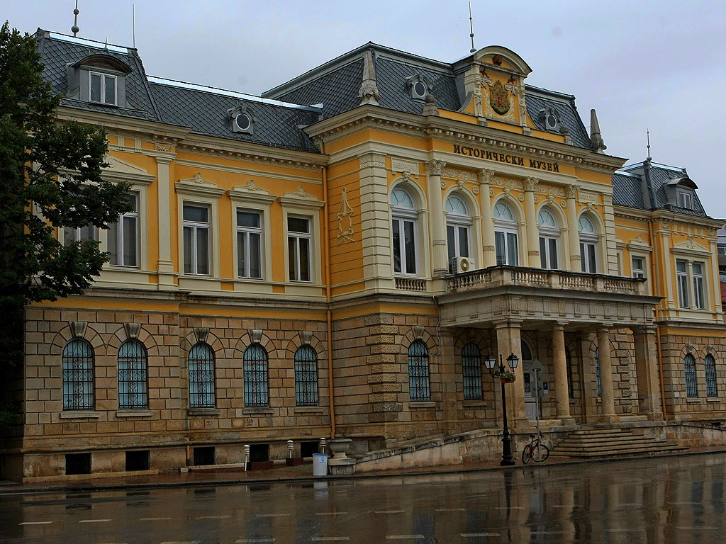 Русе е най-големият български град на река Дунав, най-важният транспортен, логистичен, икономически и културен център за Северна България. Русе е с богато архитектурно наследство - плод на предприемчивия и европейски дух на русенци, привлекли в края на 19 и началото на 20 век видни европейски архитекти и строители за изграждането на градската архитектурна среда. Десетки сгради паметници на културата, днес носят знака Европейско културно наследство.