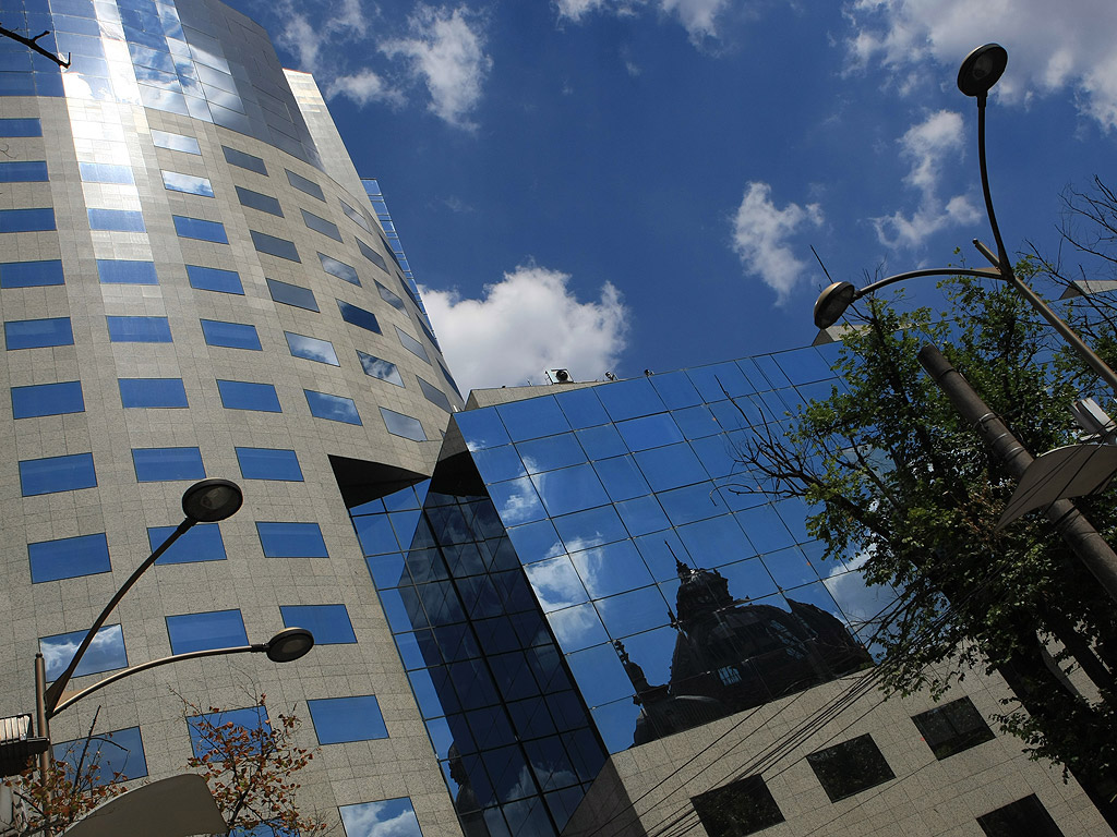 Букурещ е наричан още "Малкият Париж" заради приликата си с френската столица - архитектурата от ХІХ век