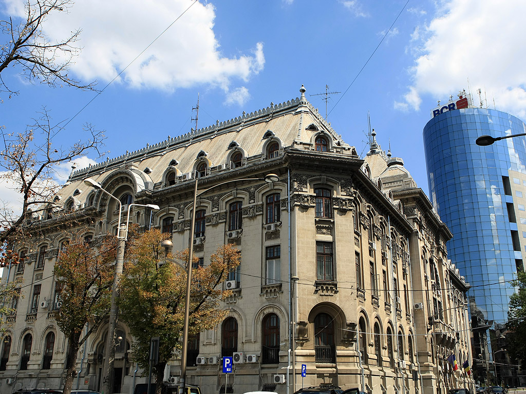 Букурещ е наричан още "Малкият Париж" заради приликата си с френската столица - архитектурата от ХІХ век