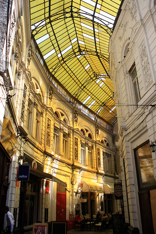 Букурещ е наричан още "Малкият Париж" заради приликата си с френската столица - архитектурата от ХІХ век