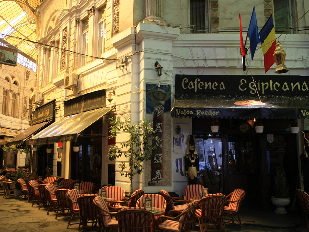 Букурещ е наричан още "Малкият Париж" заради приликата си с френската столица - архитектурата от ХІХ век