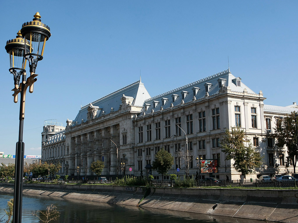 Букурещ е наричан още "Малкият Париж" заради приликата си с френската столица - архитектурата от ХІХ век