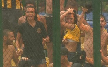 ВИДЕО: Сексапилни девойки сред феновете на Ботев