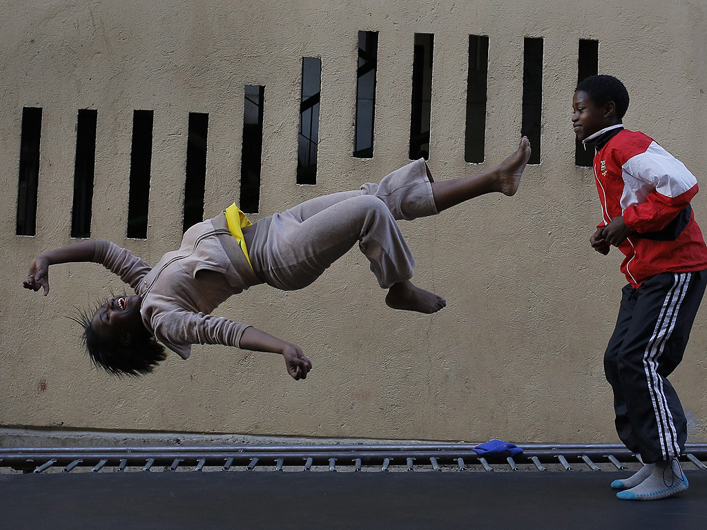 Въпреки, че е един от най-бедните градски райони в страната, квартала Александра на Йохансбург днес е оживен и колоритен квартал с атмосфера. Деца играят футбол по улиците между бараки, други прекарват свободното си време на открито поле сред мръсотия. Междувременно, други деца са намерили забавление, като се събират, за да играят на батута. Новата страст е дело на Александра Батут клуб, осигурили два батута, разположени между жилищните блокове. Треньор от Александра Батут клуб, следи децата внимателно, като същевременно дава инструкции. Клубът има някои звезди вече като регионални шампиони. Шест гимнастички на Александра Батут Клуб са избрани да представляват Южна Африка през 2014 г. на Индо-Тихоокеанското първенство. Скока на батут предлага на децата един момент на радост и бягство от техния тежък живот. Там не винаги може да се видят перфектни изпълнения, но радостните викове отразяват забавата, вълнението и надеждата да се овладеят салтата
