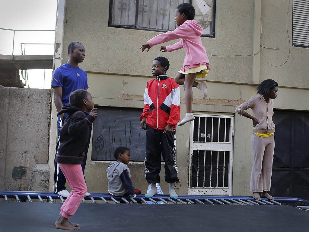 Въпреки, че е един от най-бедните градски райони в страната, квартала Александра на Йохансбург днес е оживен и колоритен квартал с атмосфера. Деца играят футбол по улиците между бараки, други прекарват свободното си време на открито поле сред мръсотия. Междувременно, други деца са намерили забавление, като се събират, за да играят на батута. Новата страст е дело на Александра Батут клуб, осигурили два батута, разположени между жилищните блокове. Треньор от Александра Батут клуб, следи децата внимателно, като същевременно дава инструкции. Клубът има някои звезди вече като регионални шампиони. Шест гимнастички на Александра Батут Клуб са избрани да представляват Южна Африка през 2014 г. на Индо-Тихоокеанското първенство. Скока на батут предлага на децата един момент на радост и бягство от техния тежък живот. Там не винаги може да се видят перфектни изпълнения, но радостните викове отразяват забавата, вълнението и надеждата да се овладеят салтата