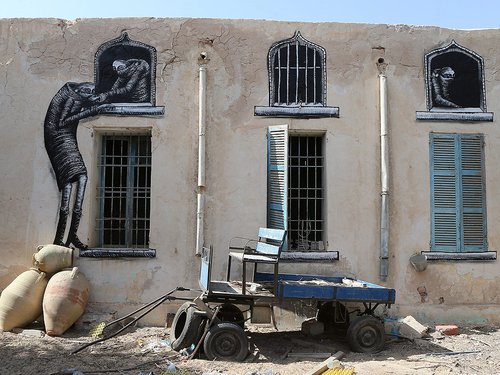 Остров Джерба е поканил 150 международни изпълнители, за да вземат участие в арт проекта "Djerbahood", куриран от тунизийско-френския художник Мехди Бен Чейк. През юли и август 2014 г., творци от около 30 държави са в тунизийското село Erriadh, за да създават графити по техен избор, като се съобразяват с автентичността на местната околна среда. Всеки художник е добре дошъл да украсява няколко от белите или кремави външни стени или врати. Тези творби представляват изключителен градски музей на открито. Целта на това събитие е да покаже зашеметяващи творения на уличното изкуство, и да предложат Тунис като нова културна атракция и за оживяване на село Erriadh. Посетителите имат достъп свободно се разхождат по улиците, за да гледат художниците и да правят снимки на стенописите.