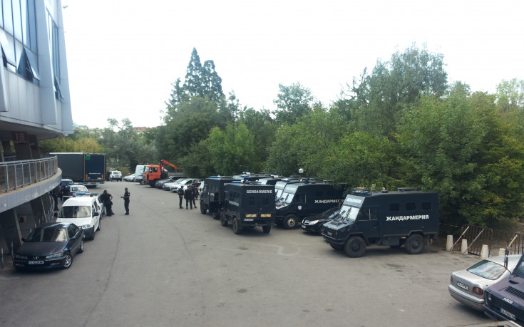Феновете на Стяуа съпроводени до стадиона с плътен кордон